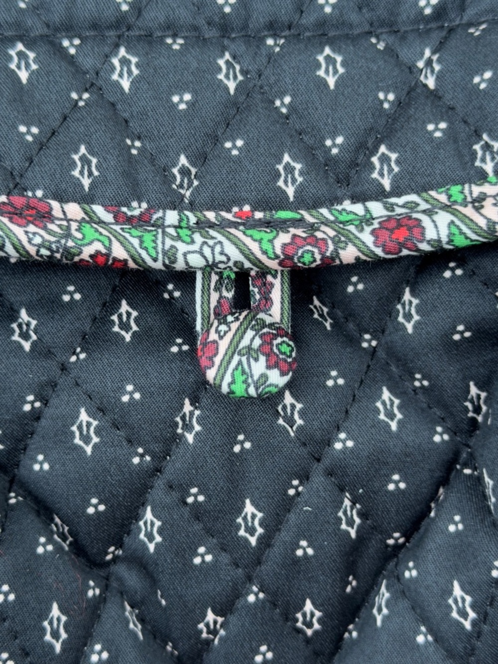 Vera Bradley Premium Cotton Astoria Bag in Holly Days - Picture 7 of 12